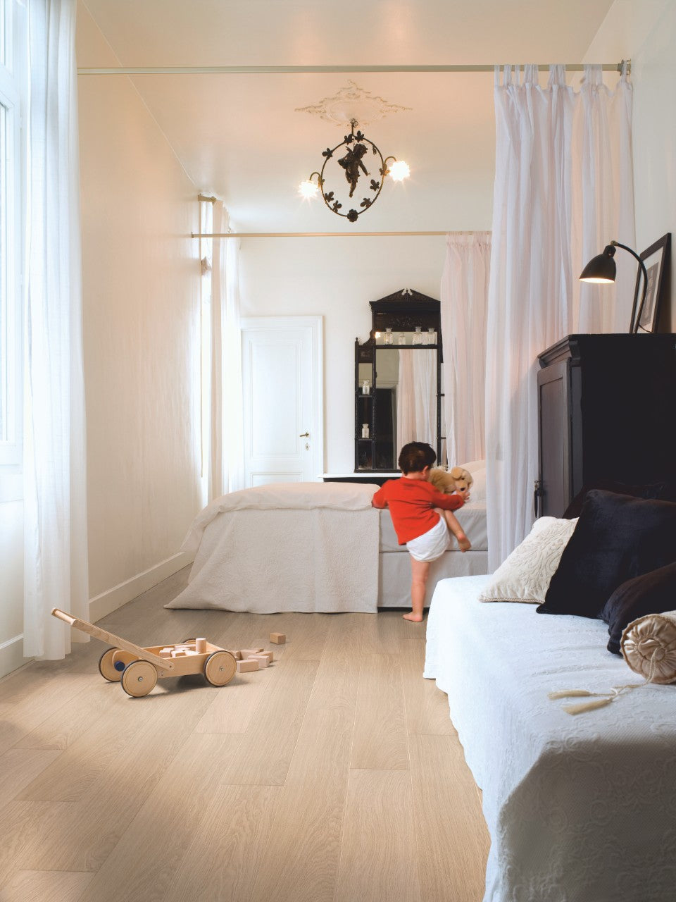 Impressive white varnished oak laminate flooring 3105 Quick step Impressive white varnished